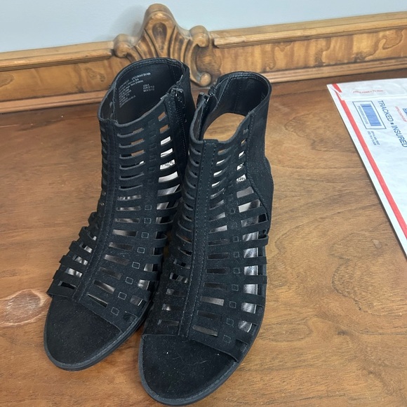 Wonder Nation Black Heeled Boots with Strappy Design, Size 5 - Picture 6 of 10